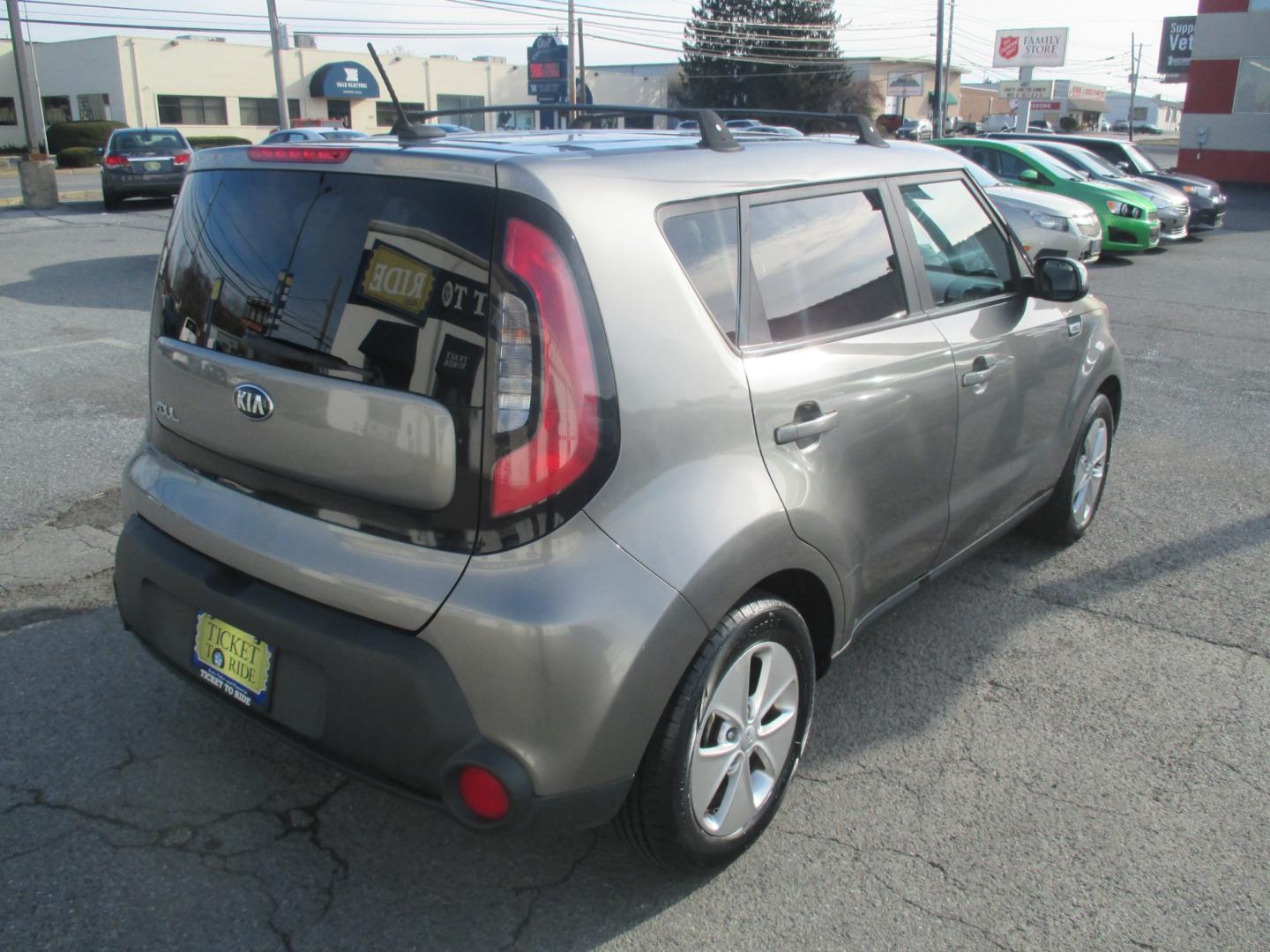 2015 GREY Kia Soul Base (KNDJN2A21F7) with an 1.6L L4 DOHC 16V engine, located at 1254 Manheim Pike, Lancaster, PA, 17601, (717) 393-9133, 40.062870, -76.323273 - Photo#4